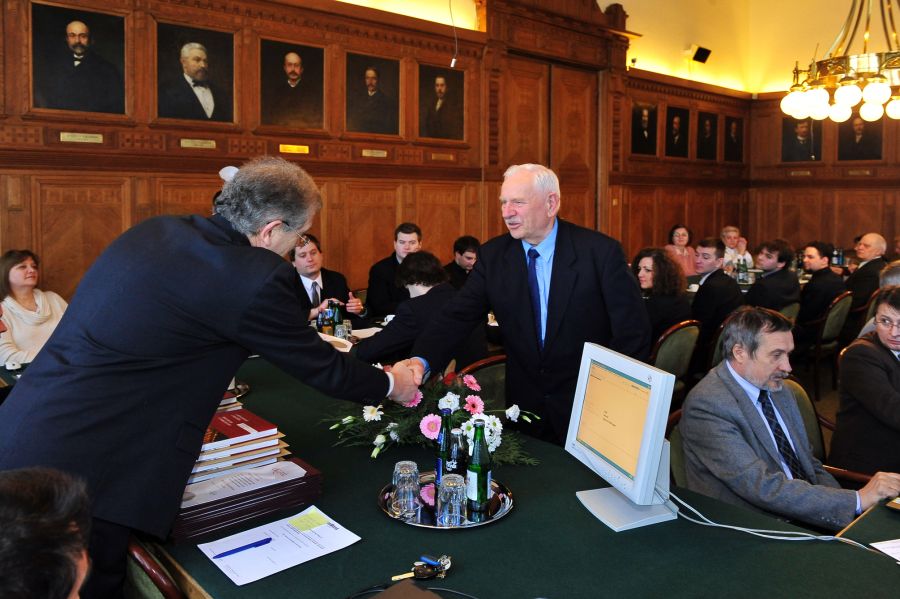 Dr. Andras Gschwindt HA5WH receives his award.